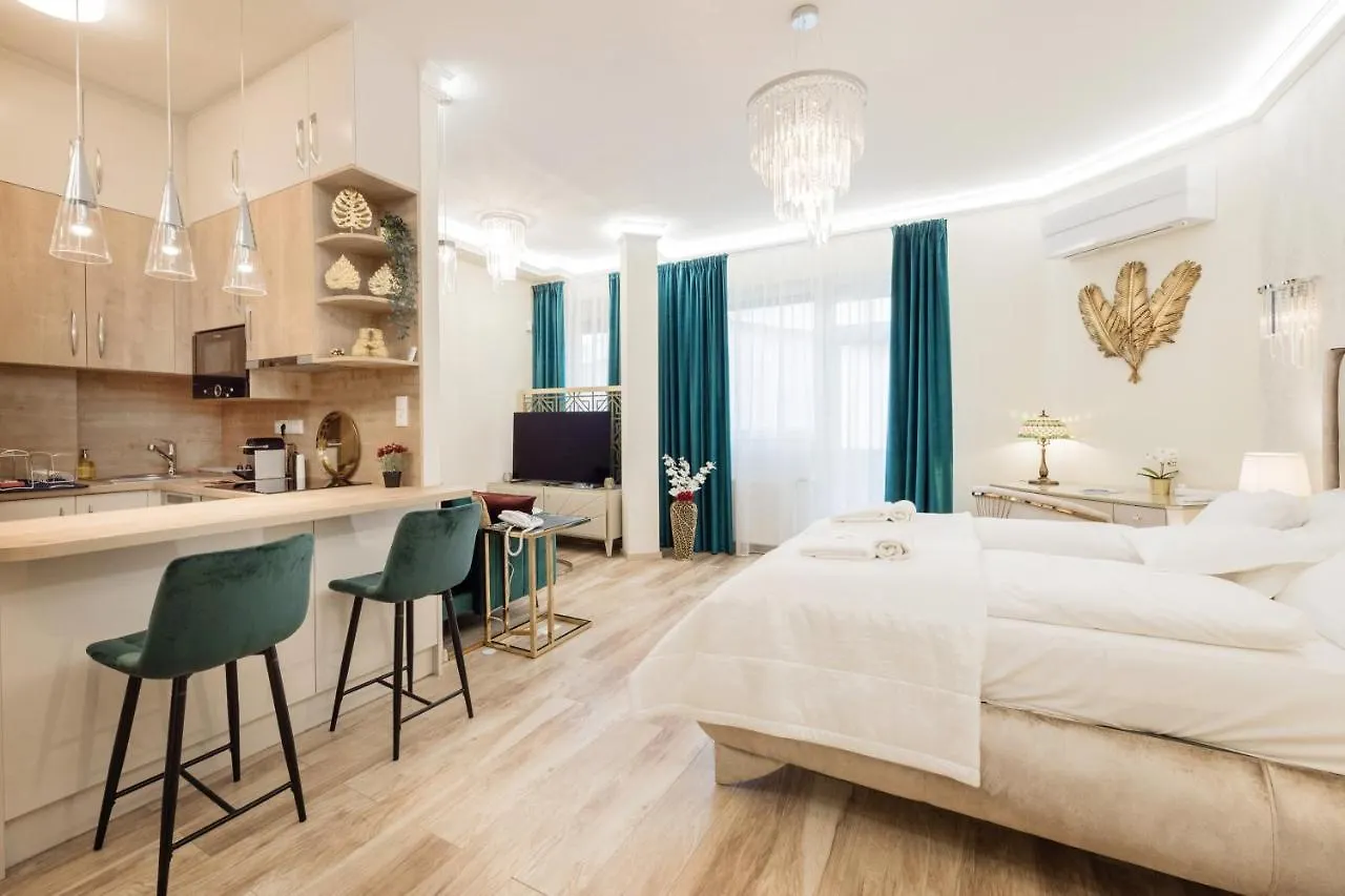 Shining Feather Studio Budapest 0*,