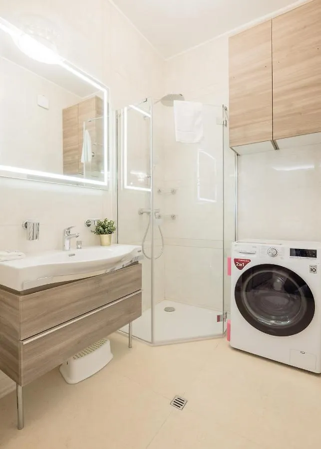 Shining Feather Studio Budapest Apartment