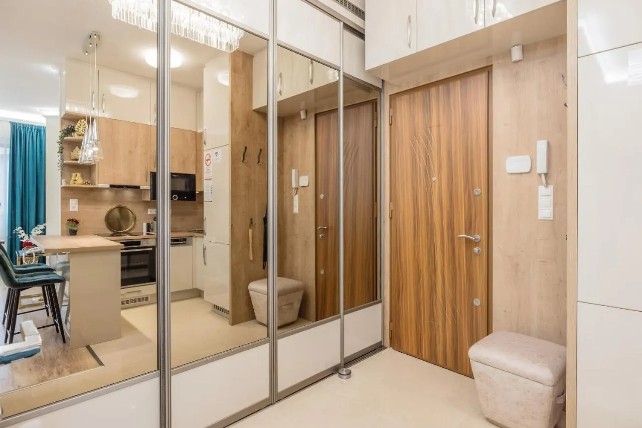Shining Feather Studio Budapest Apartment