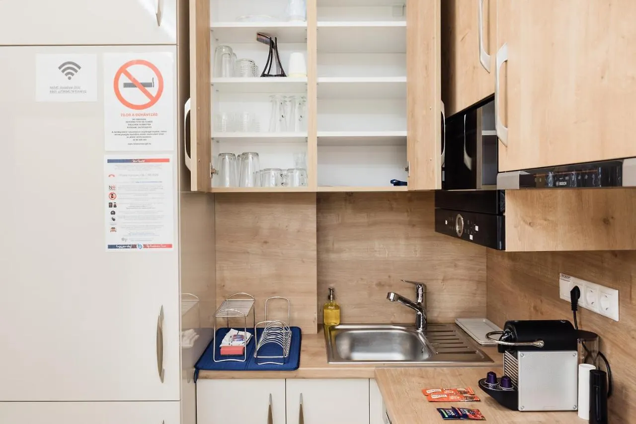 Shining Feather Studio Budapest Apartment